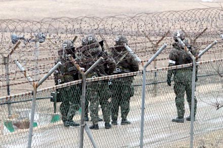 Lính Hàn Quốc ném lựu đạn vào “vật thể” ở biên giới